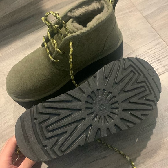 Ugg Women’s Shearling Heritage Boots - Picture 5 of 5